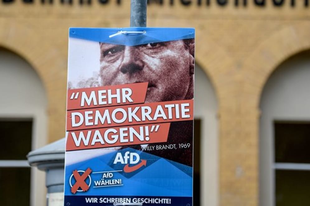 Ein AfD-Plakat mit dem Konterfei Willy Brandts hängt am Bahnhof von Michendorf in Brandenburg.