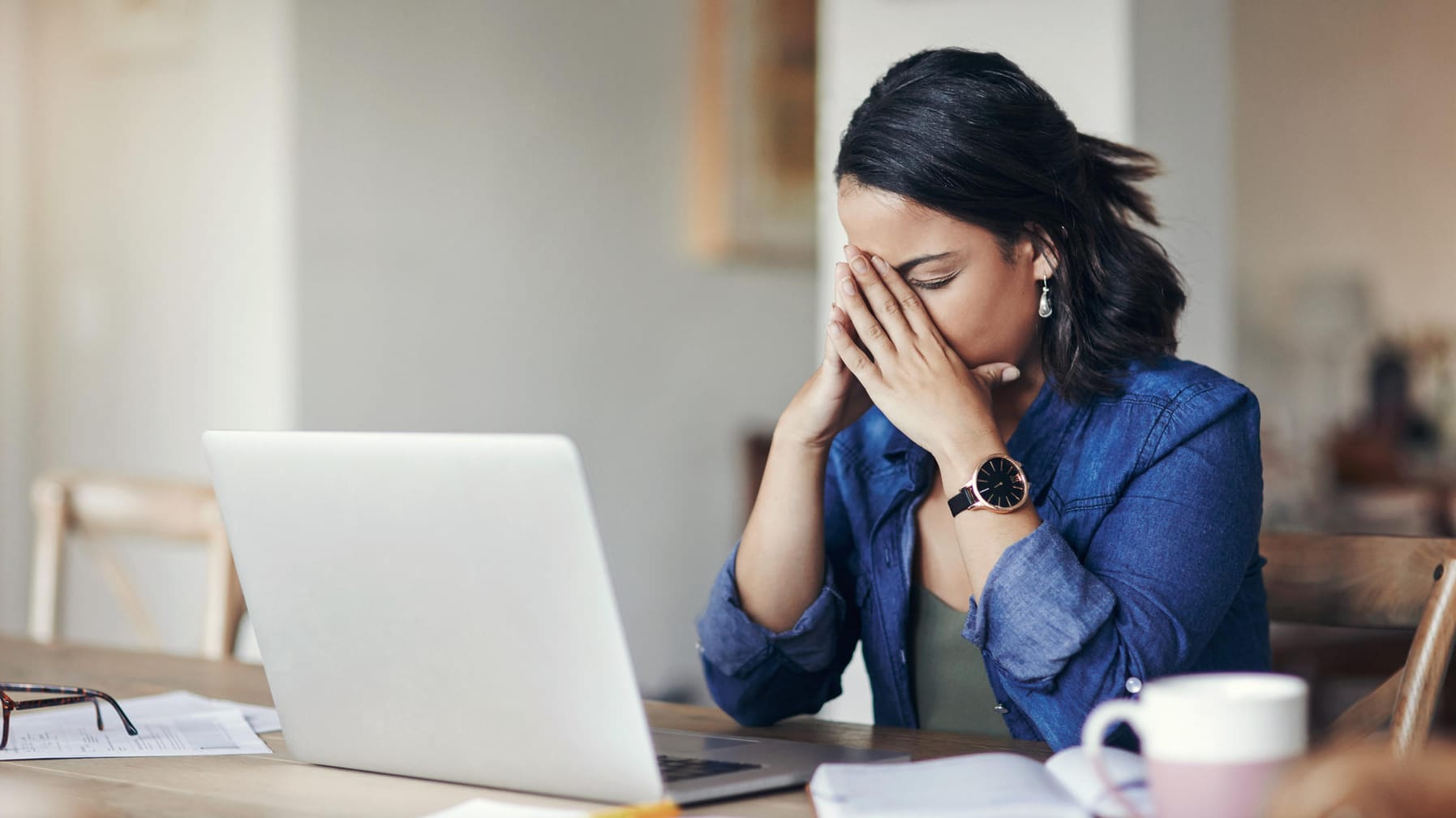 Eine Frau vor einem Computer: Wenn Sie aus Versehen einen Browser-Tab schließen, können sie mit wenigen Klicks wiederherstellen.