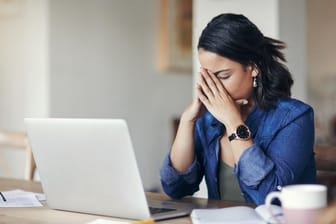 Eine Frau vor einem Computer: Wenn Sie aus Versehen einen Browser-Tab schließen, können sie mit wenigen Klicks wiederherstellen.
