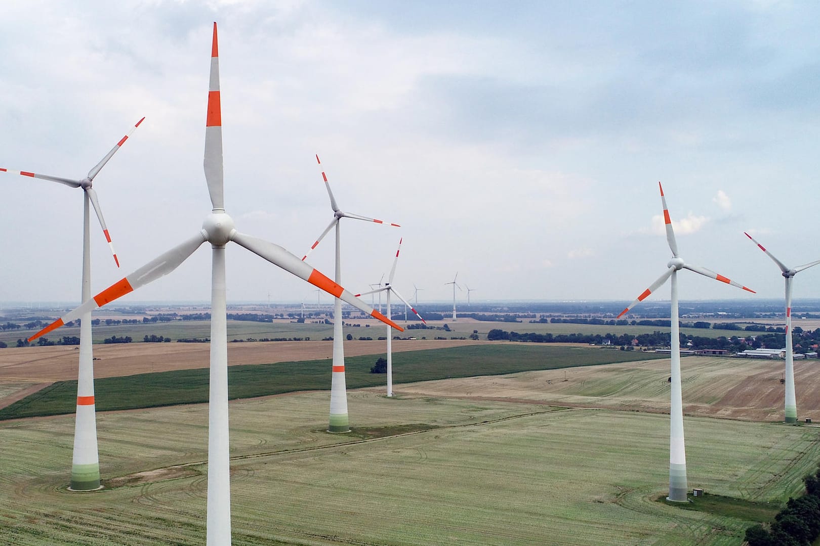 Windenergieanlagen stehen auf einem Feld in Brandenburg: Der Ausbau der Windkraft geht zögerlich voran.