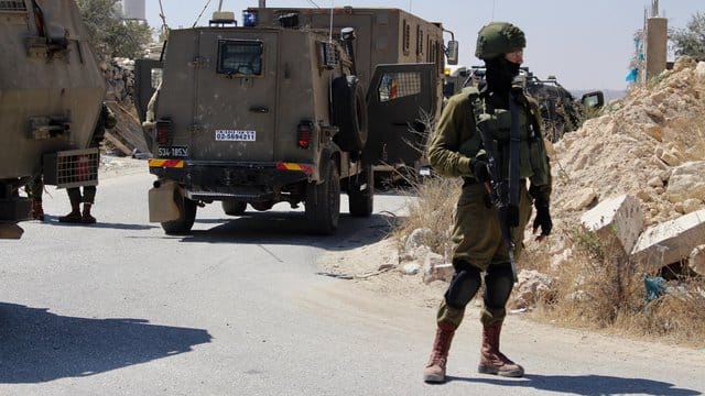 Israelische Soldaten in einem Dorf nahe der Stadt Bethlehem im Westjordanland.