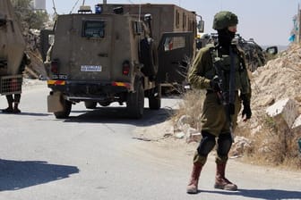 Israelische Soldaten in einem Dorf nahe der Stadt Bethlehem im Westjordanland.