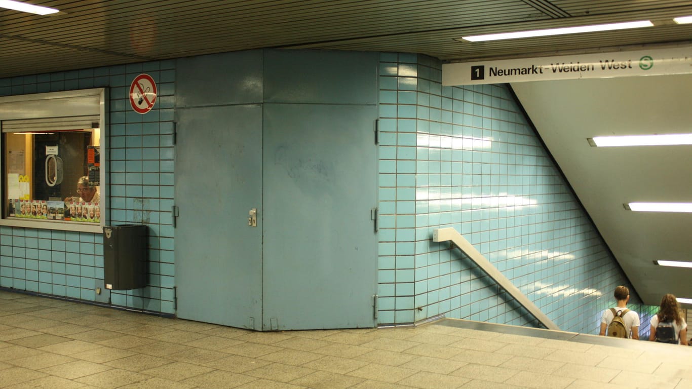 Eine Tür neben einer U-Bahn-Treppe in Köln: Dahinter befindet sich eine ehemalige Schutzanlage aus der Zeit des "Kalten Krieges".