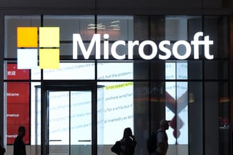 Ein Geschäft von Microsoft: Der Konzern bestätigte, dass Mitarbeiter Gespräche von Nutzern in Skype und mit Sprachassistenten Cortana mithören können.