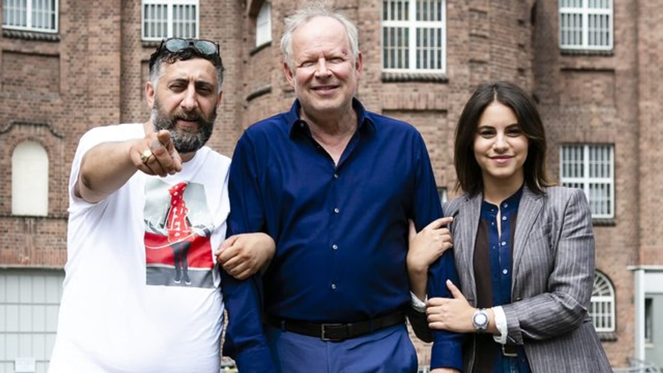 Kida Ramadan (l), Axel Milberg und Almila Bagriacik bei den Dreharbeiten zu "Tatort: Borowski und der Fluch der weißen Möwe".