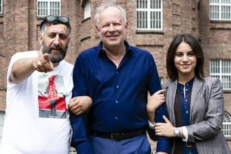 Kida Ramadan (l), Axel Milberg und Almila Bagriacik bei den Dreharbeiten zu "Tatort: Borowski und der Fluch der weißen Möwe".