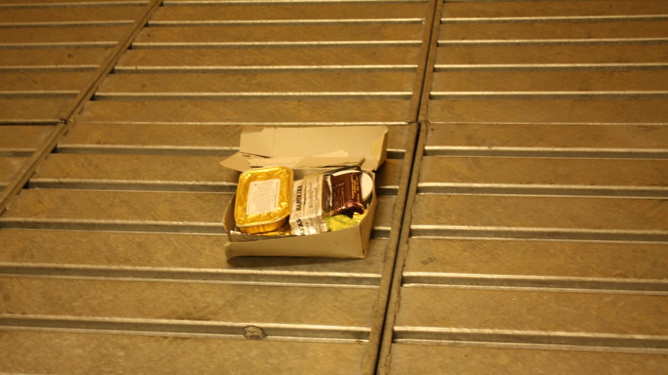 Essen verpackt in einer Papierbox: Solch eine Ration war für alle im Bunker alle zwei Tage vorgesehen.