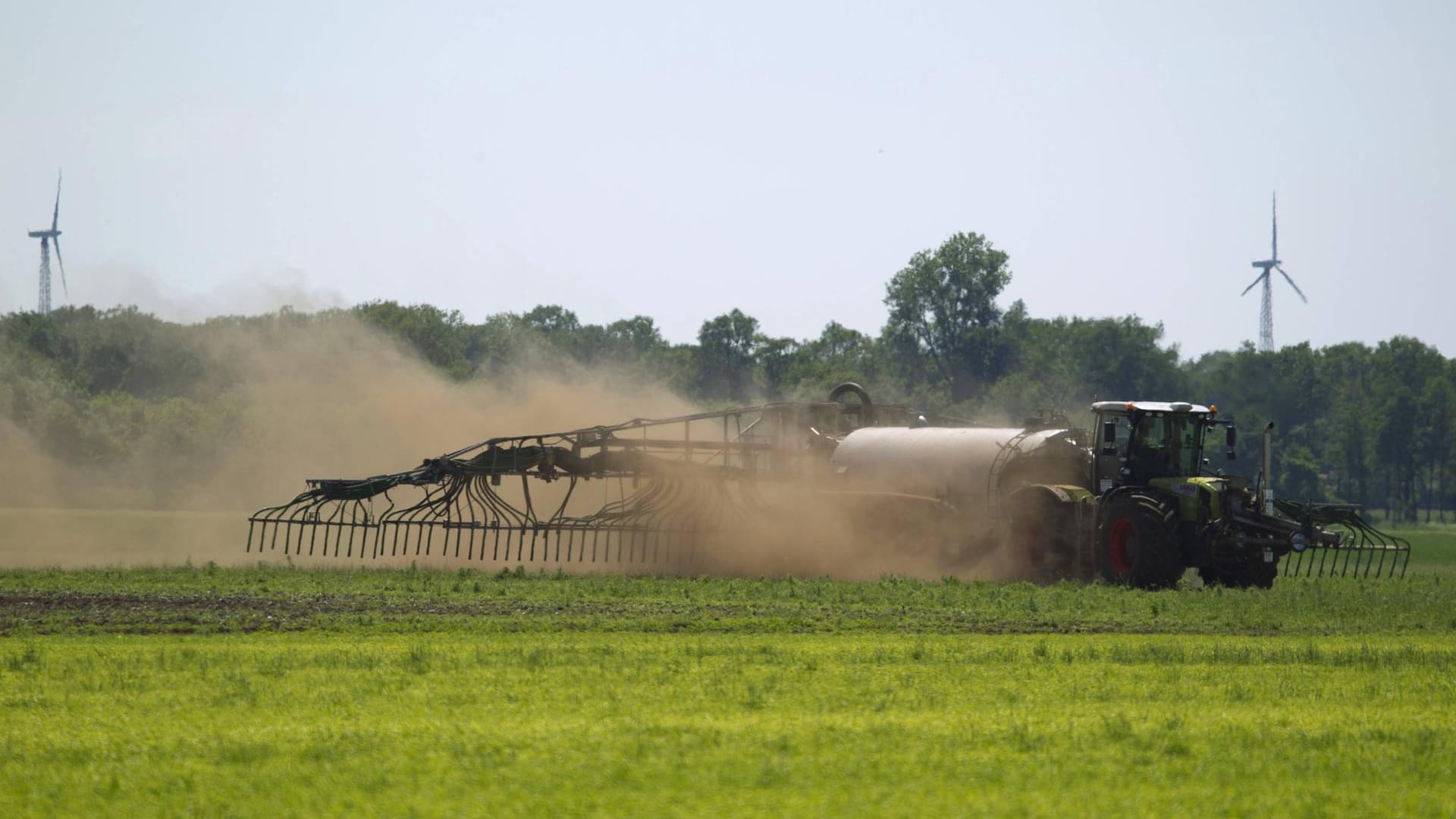 Felder werden gedüngt: Für den steigenden Nitratgehalt im Grundwasser wird vor allem die Landwirtschaft verantwortlich gemacht.