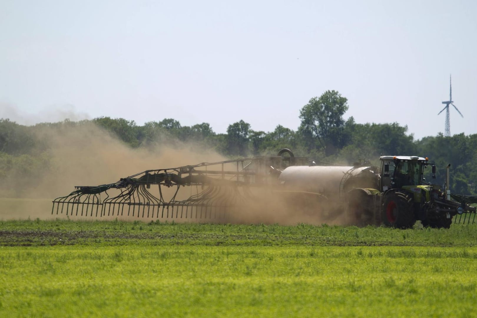 Felder werden gedüngt: Für den steigenden Nitratgehalt im Grundwasser wird vor allem die Landwirtschaft verantwortlich gemacht.