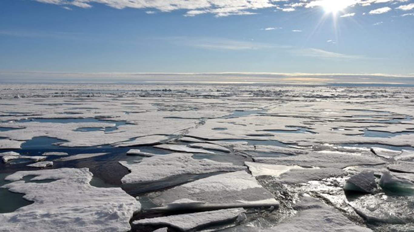 Auf dem Arktischen Ozean am Nordpol schwimmen mehrere Eisplatten.