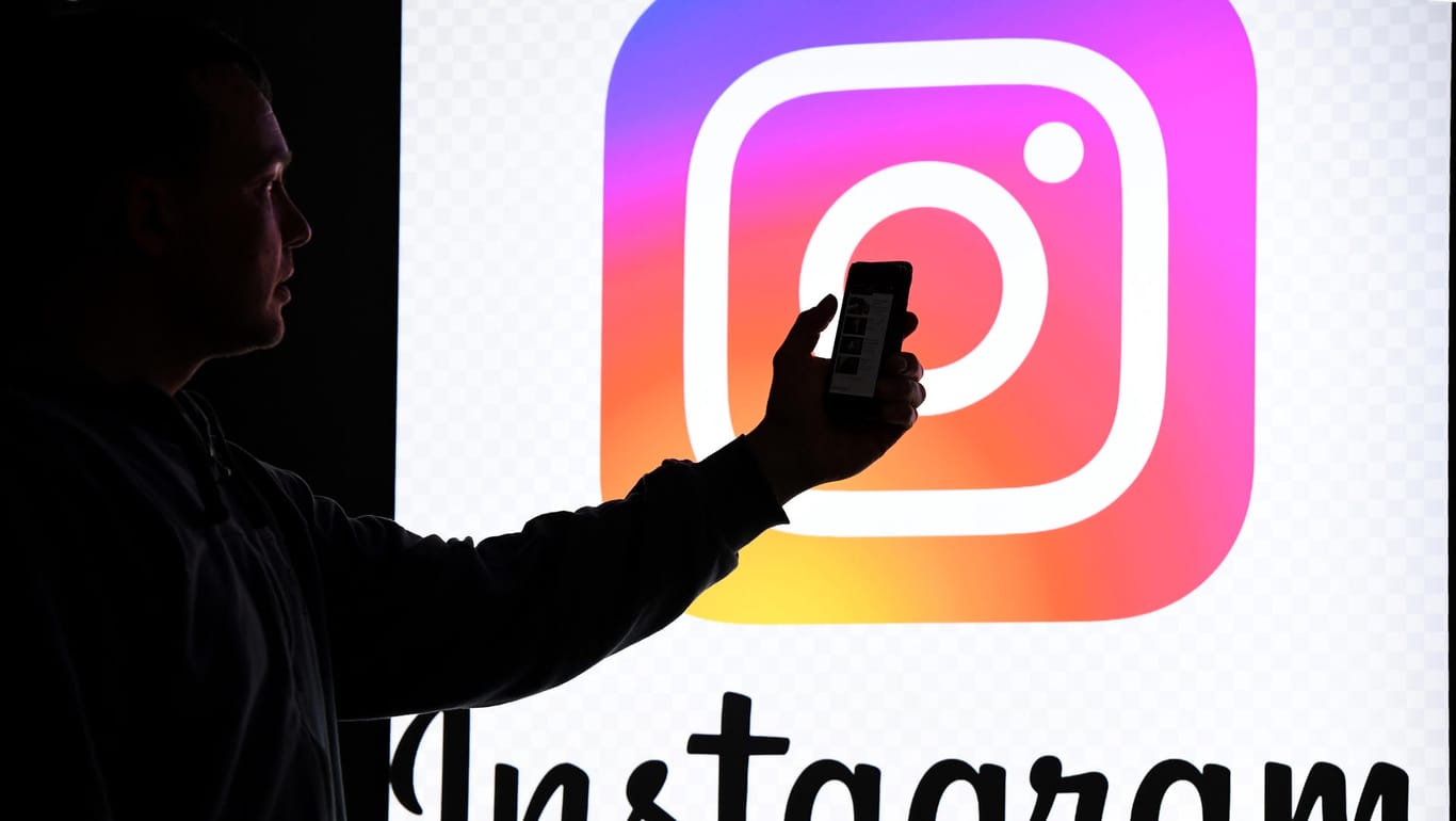 Ein Mann vor einem Instagram-Logo: Eine Marketingfirma speicherte im großen Stil Nutzerdaten.