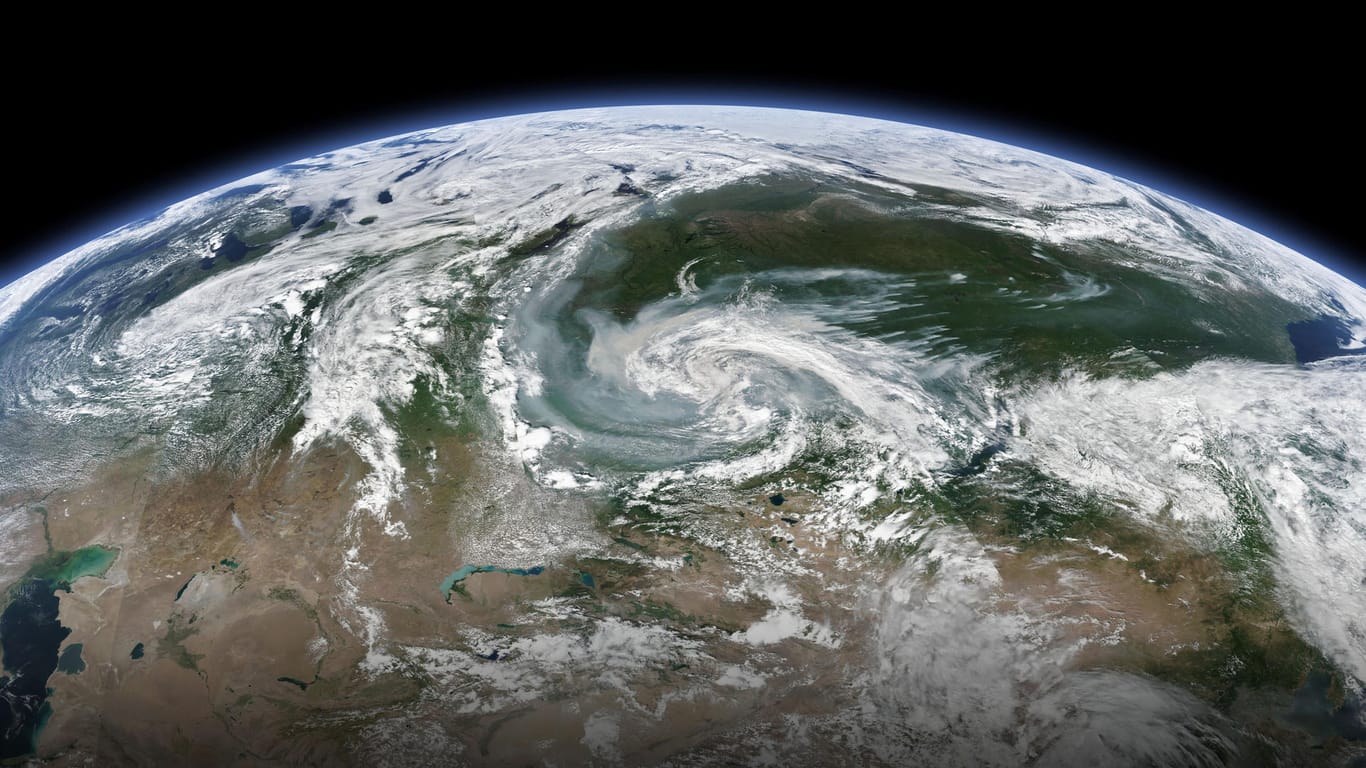 Die Taiga brennt: Rauchschwaden, die sich mit einem größeren Sturmsystem vermischen, ziehen über Sibirien.