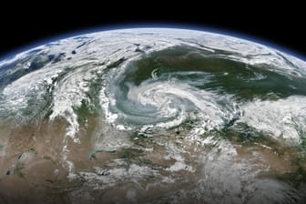 Die Taiga brennt: Rauchschwaden, die sich mit einem größeren Sturmsystem vermischen, ziehen über Sibirien.