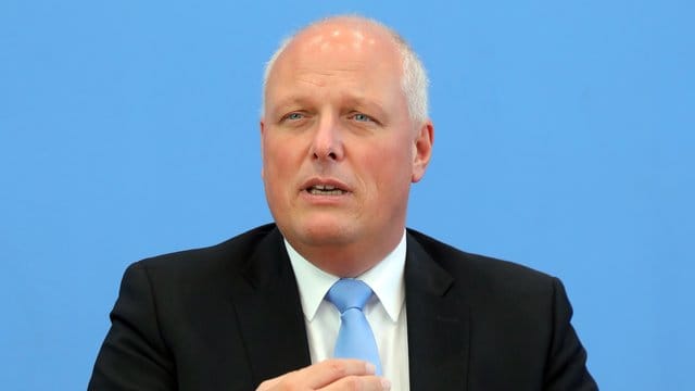 Laut dem Bundesdatenschutzbeauftragten Ulrich Kelber ist die kommerzielle Nutzung von Daten aus selbstfahrenden Autos stark begrenzt. Laut dem Bundesdatenschutzbeauftragten Ulrich Kelber ist die kommerzielle Nutzung von Daten aus selbstfahrenden Autos stark begrenzt.