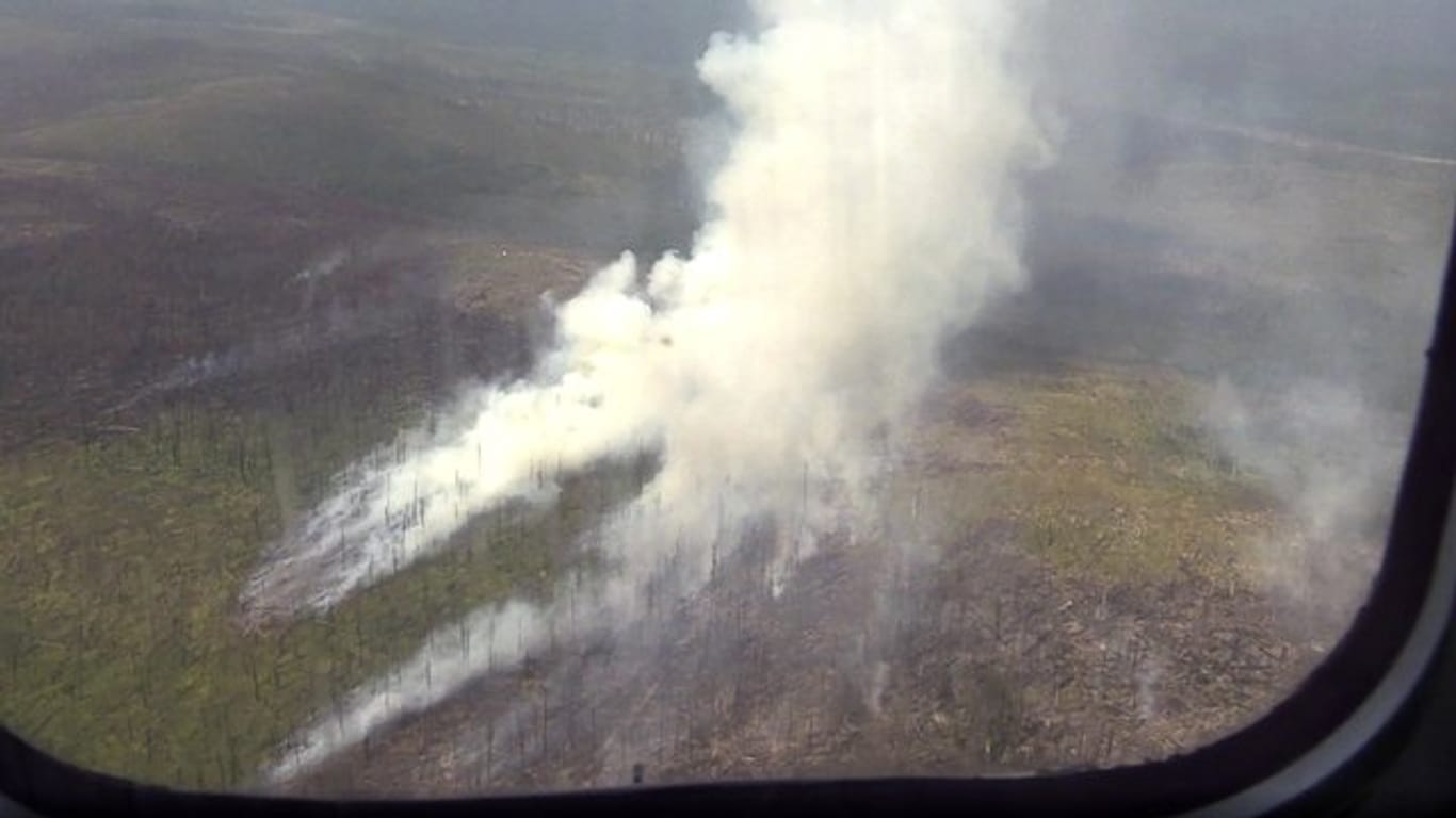 Blick aus einem Flugzeug auf brennende Flächen in der Reghion Krasnojarsk.