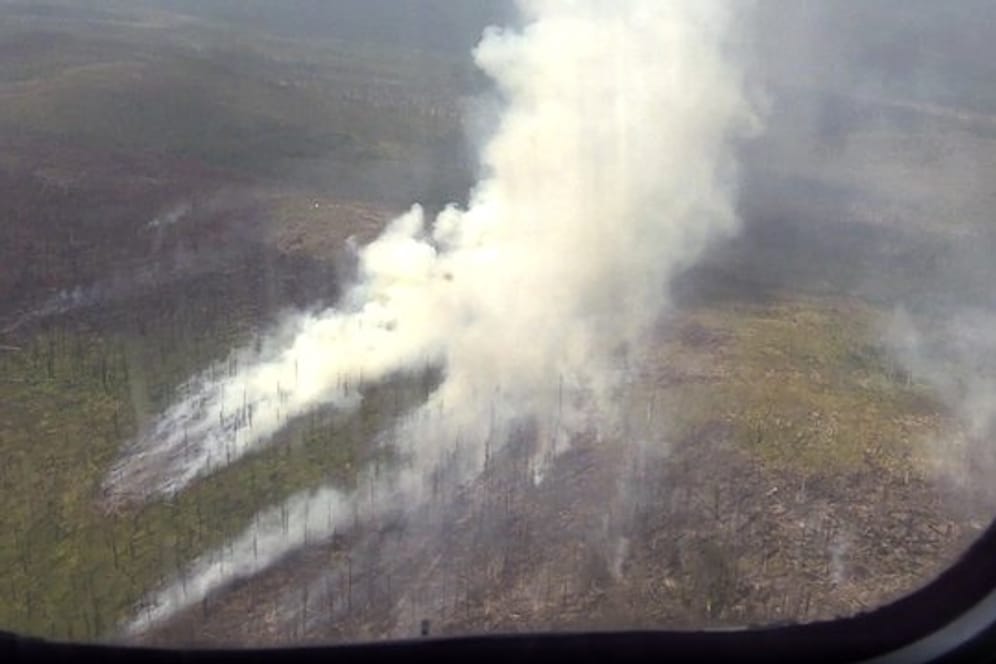 Blick aus einem Flugzeug auf brennende Flächen in der Reghion Krasnojarsk.