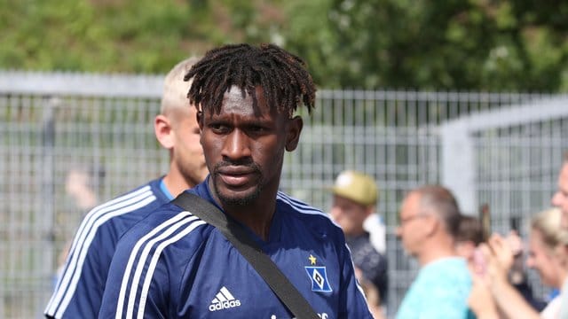 Bakery Jatta kommt zum HSV-Training auf den Platz.