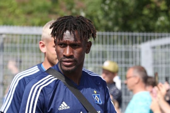 Bakery Jatta kommt zum HSV-Training auf den Platz.