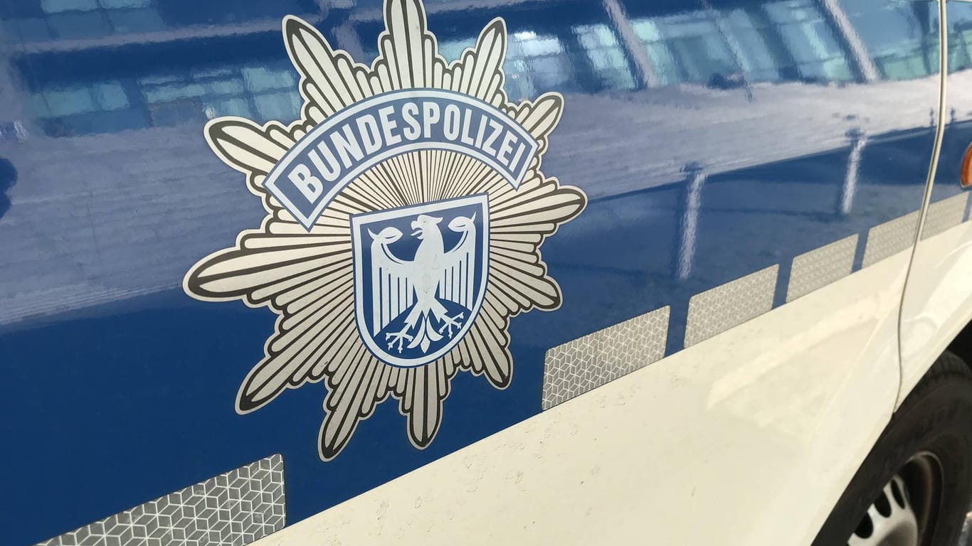 Schriftzug Bundespolizei auf einem Einsatzwagen: In Karlsruhe ist ein Autofahrer unfreiwillig in den Gleisen gelandet.