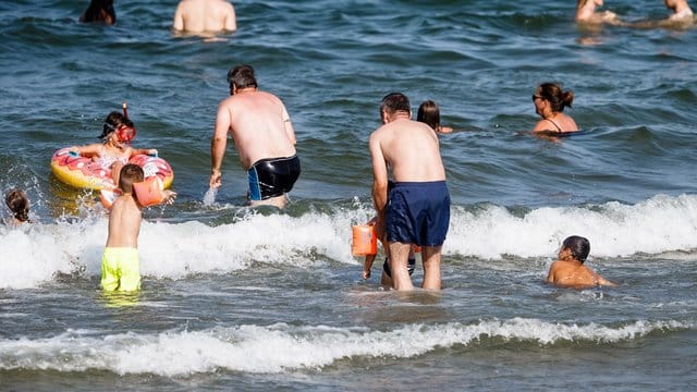 Urlauber baden in der Ostsee.