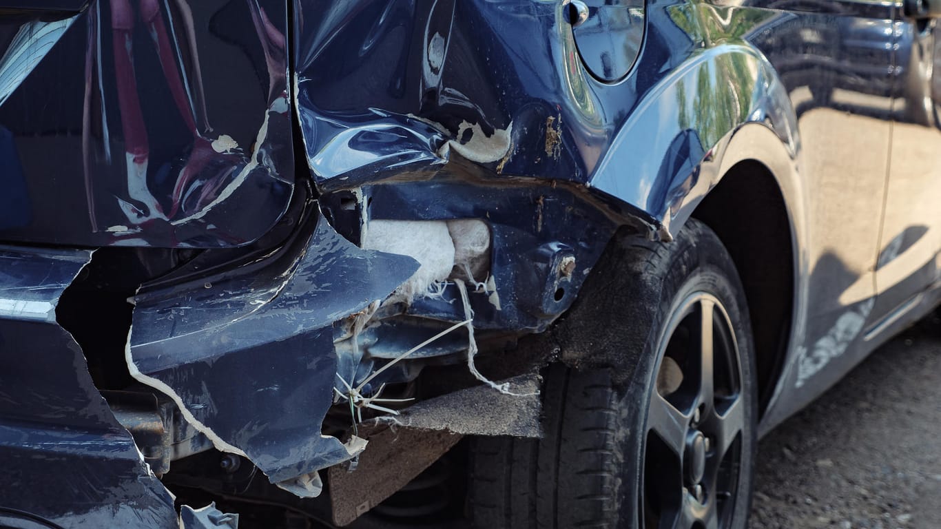 Auto mit Totalschaden: Ein Autofahrer hat nach einem Unfall Schadenersatz von seiner Versicherung gefordert.