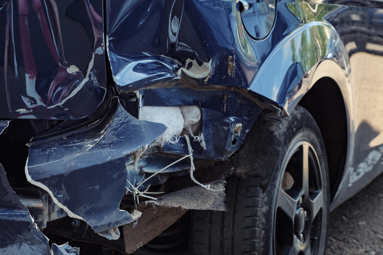 Auto mit Totalschaden: Ein Autofahrer hat nach einem Unfall Schadenersatz von seiner Versicherung gefordert. Auto mit Totalschaden: Ein Autofahrer hat nach einem Unfall Schadenersatz von seiner Versicherung gefordert.