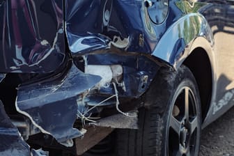 Auto mit Totalschaden: Ein Autofahrer hat nach einem Unfall Schadenersatz von seiner Versicherung gefordert.