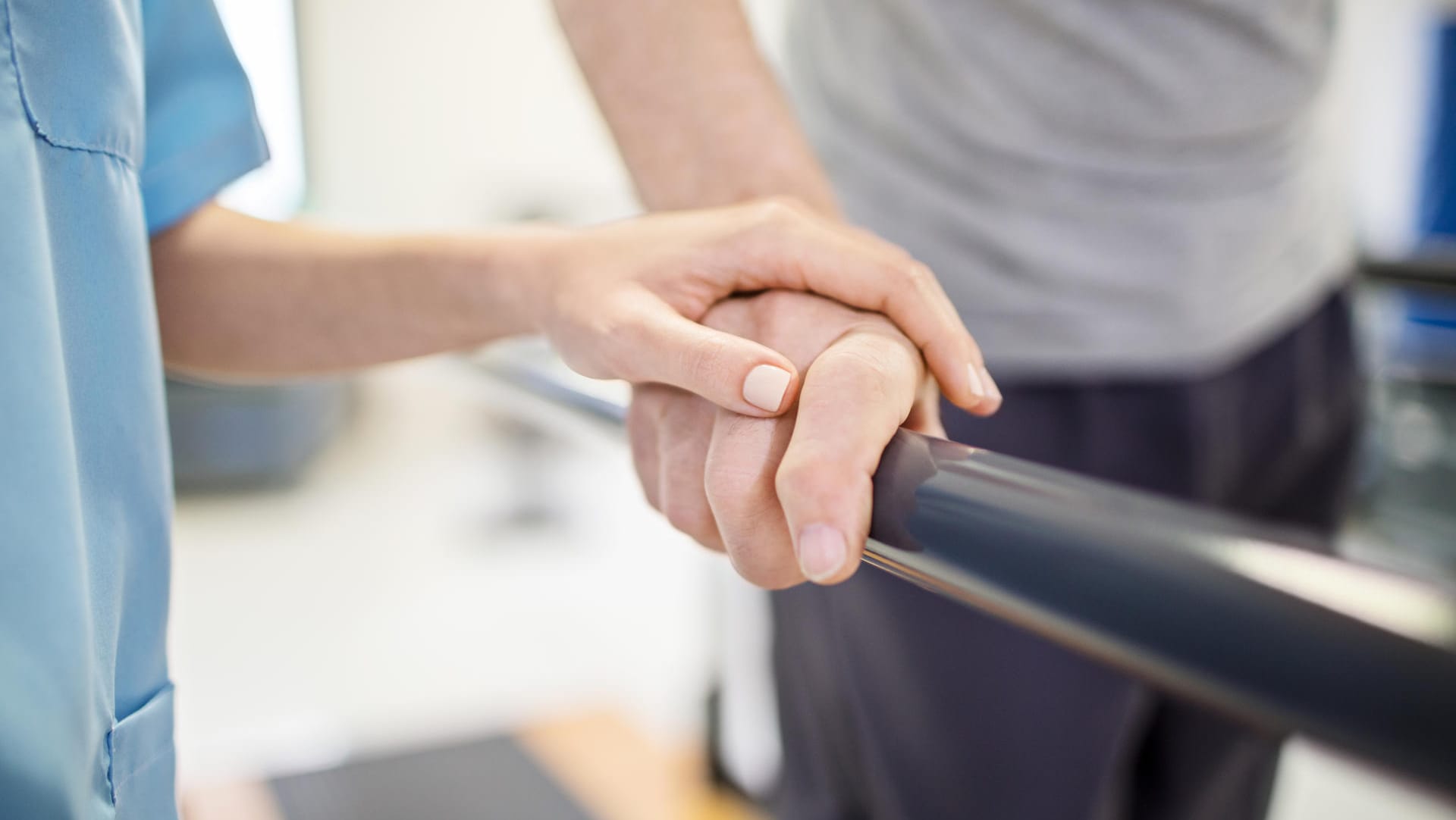 Mann trainiert nach Krankheit: Im Anschluss an die Akutbehandlung des Schlaganfalls nehmen die Patienten an verschiedenen Rehabilitationsmaßnahmen teil, um die dauerhaften Folgen zu verringern.