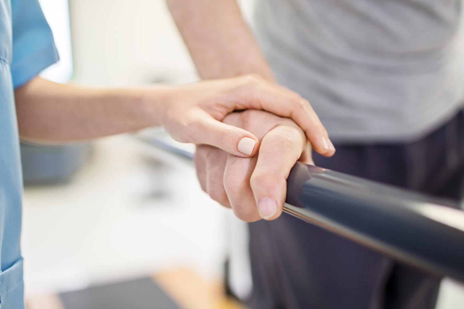 Mann trainiert nach Krankheit: Im Anschluss an die Akutbehandlung des Schlaganfalls nehmen die Patienten an verschiedenen Rehabilitationsmaßnahmen teil, um die dauerhaften Folgen zu verringern.