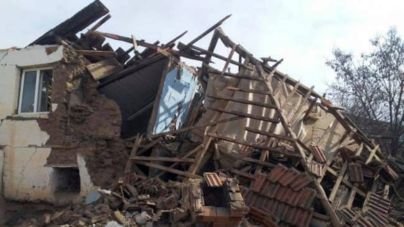 Ein Haus nach einem Erdbeben in Denizli: Die Provinz war in den vergangenen Monaten mehrfach betroffen. (Archivbild)