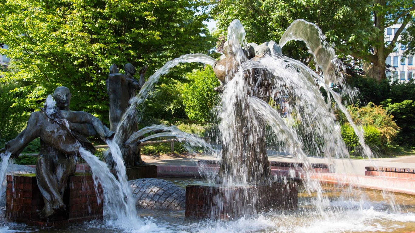 Gauklerbrunnen im Stadtgarten: Der Stadtgarten ist ein sehr zentraler Park in Dortmund.