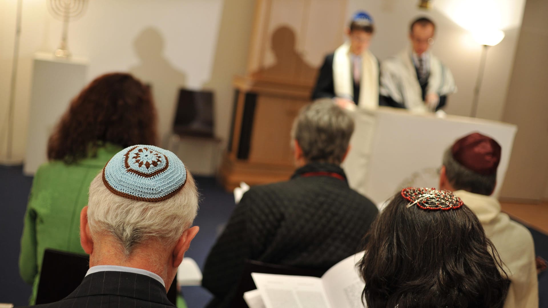 Bespuckt und beleidigt: In München sind ein Rabbiner und seine zwei Söhne auf offener Straße attackiert worden.