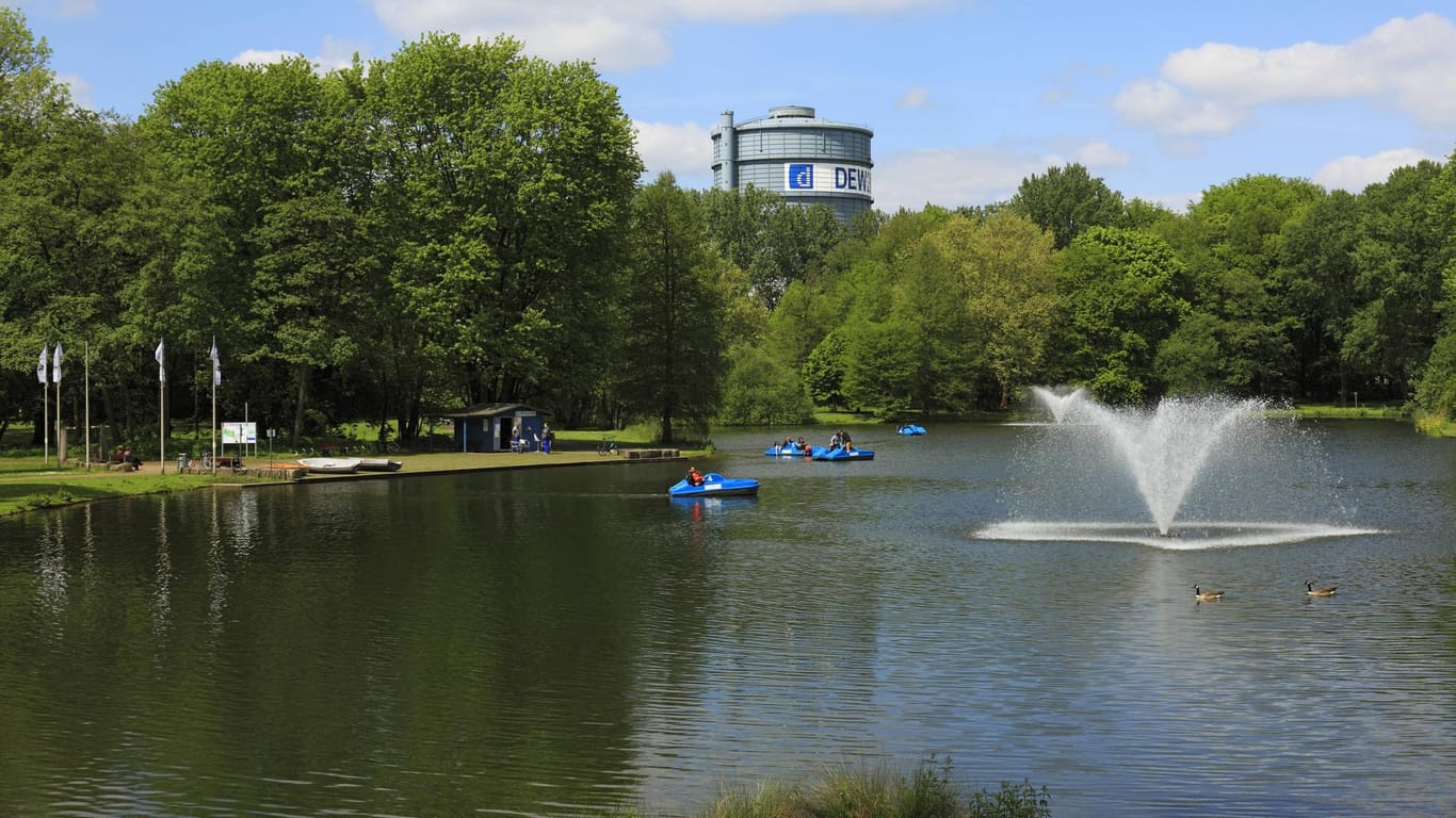 Fredenbaumpark in Dortmund: Der große Teich ist der Mittelpunkt der Grünanlage.
