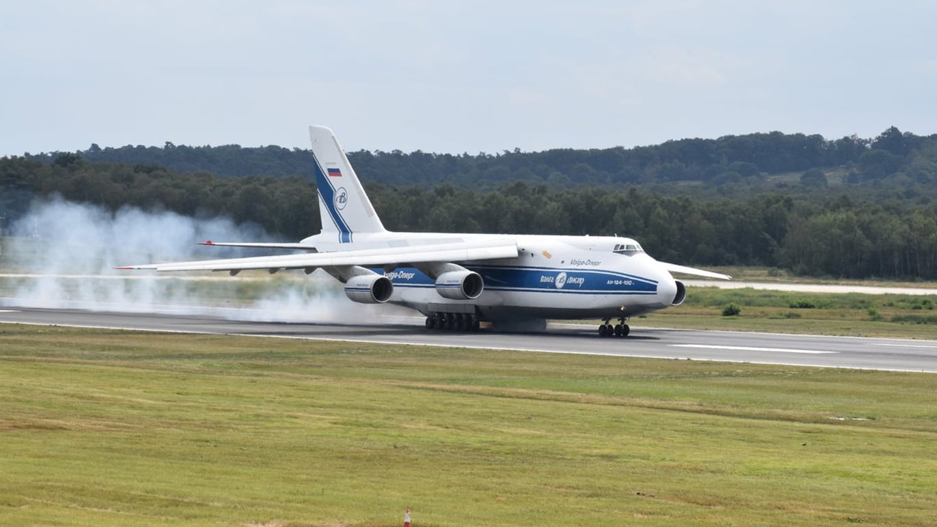 Eine Antonov 124 auf dem Flughafen Köln-Bonn: Das Riesen-Flugzeug ist sicher gelandet.
