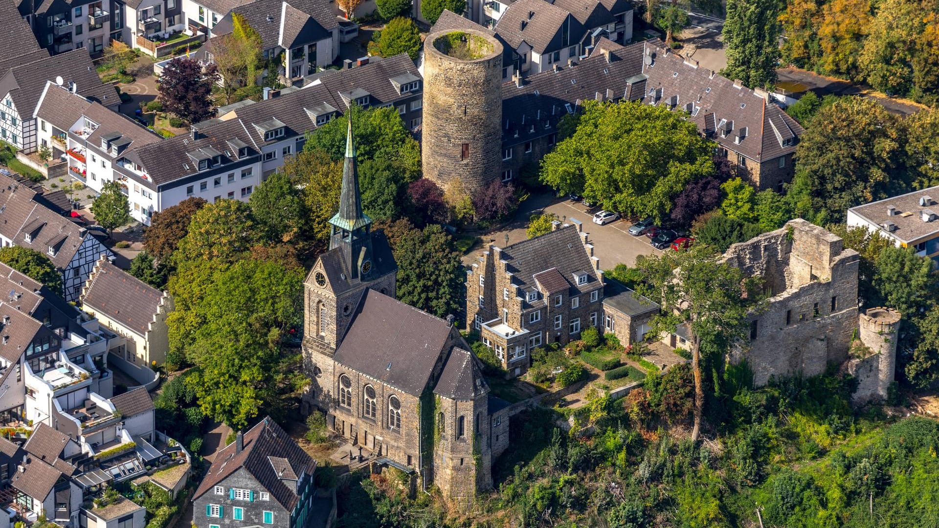 Evangelisch Reformierte Kirchengemeinde und Burg Wetter von oben: Ein beliebtes Ziel von Touristen.