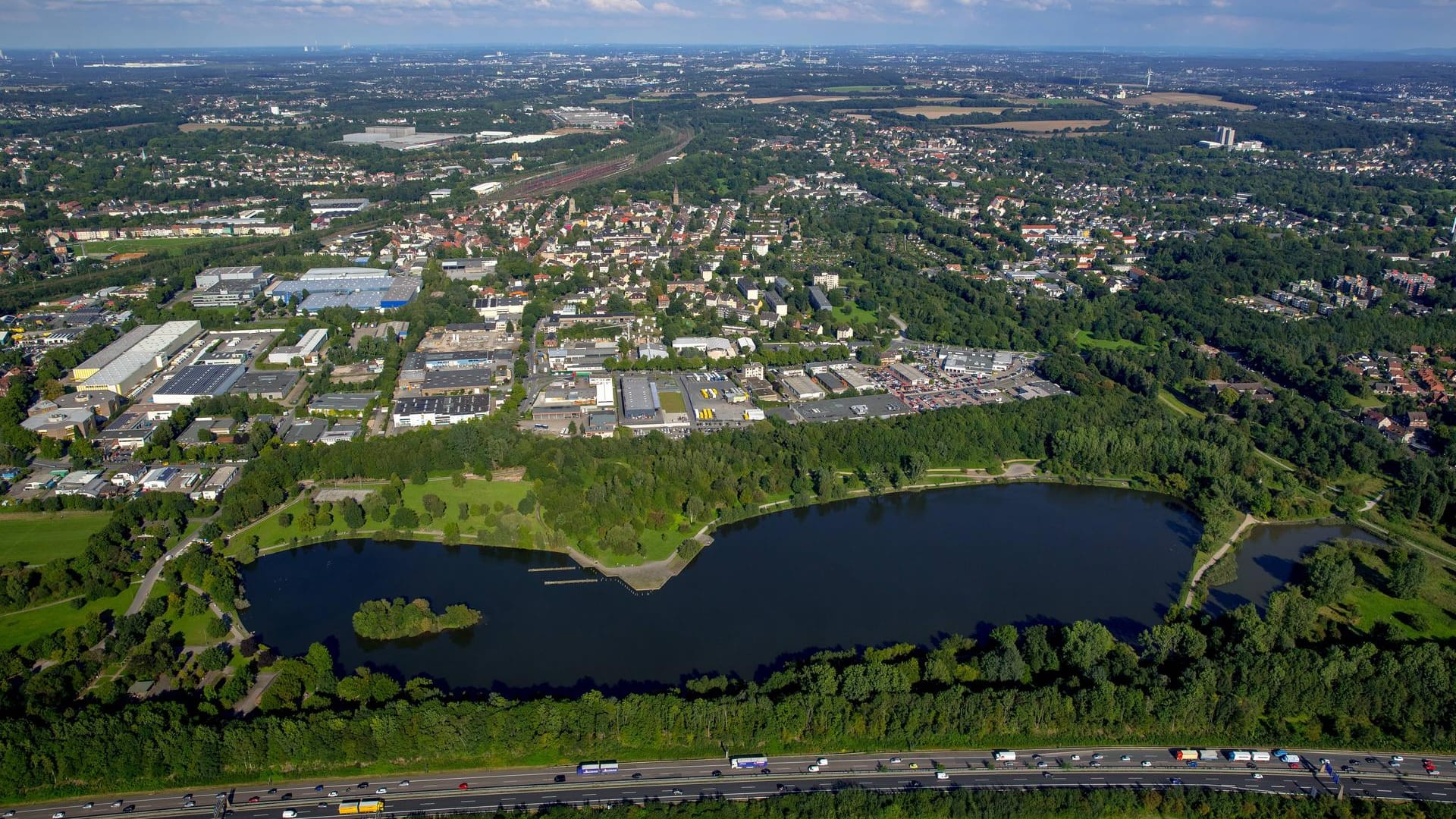 Ümminger See an der A43 in Bochum: Bei Wanderern und Radfahrern ist der See sehr beliebt.