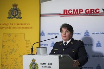 Polizeisprecherin Jane MacLatchy bei einer Pressekonferenz in Winnipeg zum Fund der Leichen.