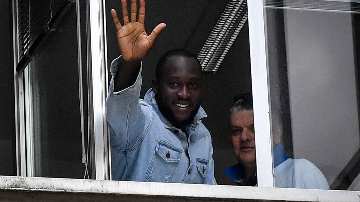 Romelu Lukaku bei seinem Medizincheck in Mailand: Der Stürmer ist der Rekordtransfer von Inter.