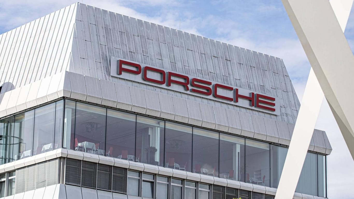 Porschezentrale in Stuttgart: Der Autobauer streicht eine Schicht in seinem Leipziger Werk.