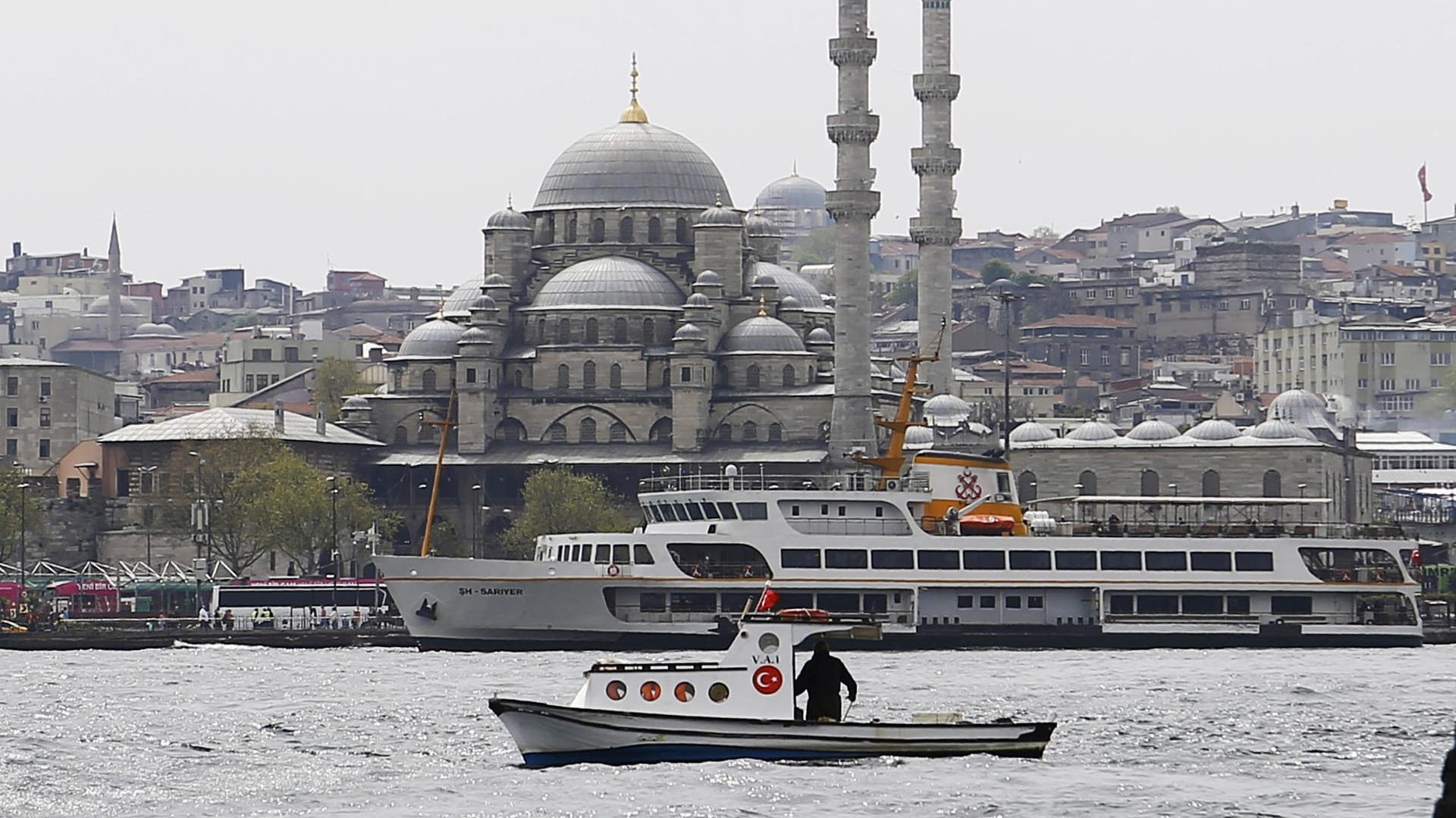 Blick auf Istanbul mit der "Neuen Moschee": In der türkischen Metropole hat es einen Vorfall um einen Bundeswehrsoldaten gegeben. (Archivbild)