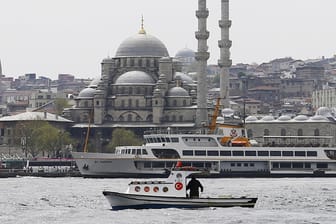 Blick auf Istanbul mit der "Neuen Moschee": In der türkischen Metropole hat es einen Vorfall um einen Bundeswehrsoldaten gegeben. (Archivbild)