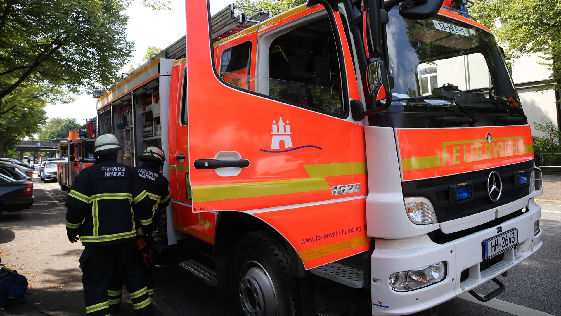 Einsatzkräfte der Feuerwehr Hamburg (Symbolbild): Im Stadtteil Eidelstedt hat es in einem Seniorenheim gebrannt. Einsatzkräfte der Feuerwehr Hamburg (Symbolbild): Im Stadtteil Eidelstedt hat es in einem Seniorenheim gebrannt.
