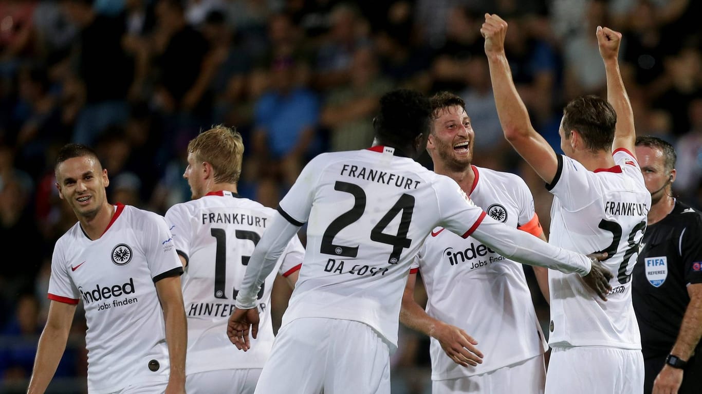Die Frankfurter Spieler feiern den Sieg gegen Vaduz: Die nächste Runde in der Qualifikation zur Europa League ist zum Greifen nah.