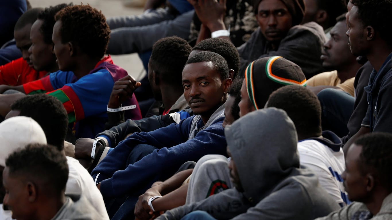 Archivbild: Migraten warten nach der Ankunft auf Malta auf ihren Weitertransport in ene Flüchtlingsunterkunft.