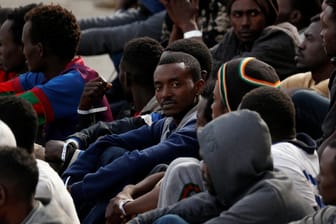 Archivbild: Migraten warten nach der Ankunft auf Malta auf ihren Weitertransport in ene Flüchtlingsunterkunft.