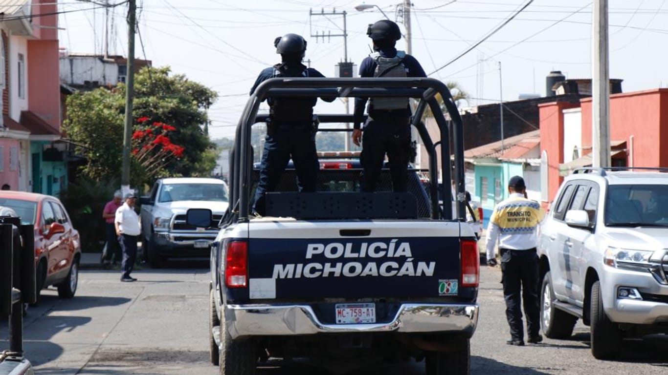 Polizisten führen einen Einsatz in Uruapan durch: Immer wieder kommt es in der Region zu blutigen Auseinandersetzungen von Kartells.