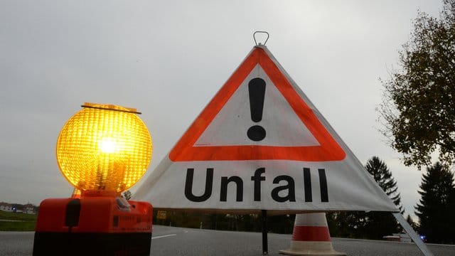Auch beim Abbiegen gilt: Wer als Vorausfahrender die Spur wechselt, haftet für den Unfall. Auch beim Abbiegen gilt: Wer als Vorausfahrender die Spur wechselt, haftet für den Unfall.