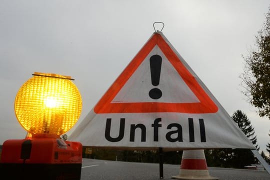 Auch beim Abbiegen gilt: Wer als Vorausfahrender die Spur wechselt, haftet für den Unfall.