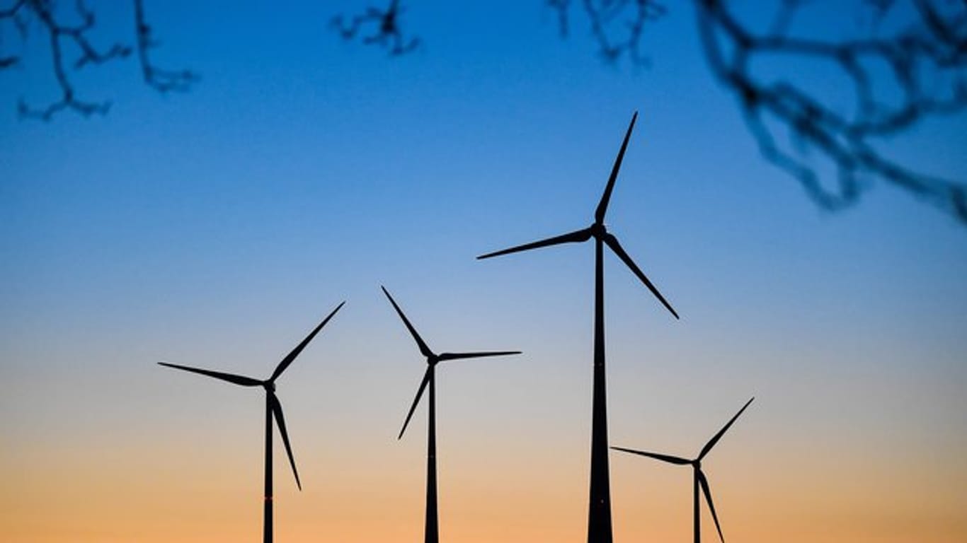 Lange Genehmigungsverfahren und viele Klagen: Der Ausbau der Windkraft ist fast zum Erliegen gekommen.