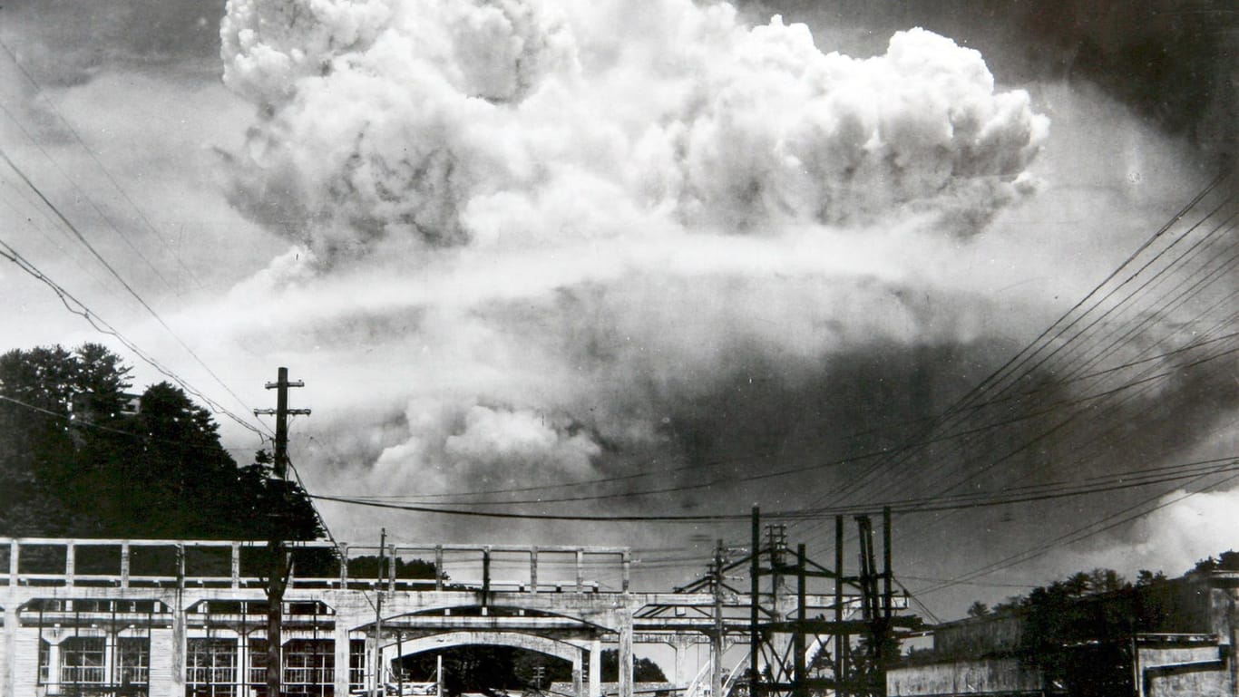 Nagasaki am 9. August 1945: Eine pilzförmige Rauchsäule steigt nach der Explosion der Atombombe in den Himmel. 70.000 Menschen wurden getötet, 75.000 weitere verletzt.